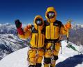 Bild: Philipp Jander
Der Gipfel: Bettina Gruber und Philipp Jander auf dem 7126 Himlung Himal. Im Hintergrund der 8000er Dhaulagiri.