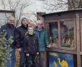 Bild: sei
OWV-Vorsitzender Klaus-Hannes Kahler, Michael Franke und Josef Rieder (von links) stellen jedes Jahr vor dem Advent die Weihnachtskrippe am Marktplatz auf. Fabian Franke (vorne) begutachtet immer als erster das gelungene Werk.