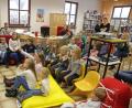 Bild: nm
Maria Müller (links) versteht es, Kinder zu begeistern. Sie schafft mit ihrer Geschichte vorweihnachtliche Stimmung in der Bücherei.