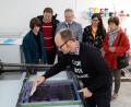 Bild: ihl
Señor Burns (Bernd Hofmann) zeigte bei der Eröffnung der Siebdruckwerkstatt die einzelnen Farbschritte beim Drucken auf Papier. Das Oberpfälzer Künstlerhaus will die eigenen Druckwerkstätten im kommenden Jahr weiter in den MIttelpunkt stellen.