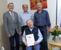 Bild: bij
Zur außergewöhnlichen Mitgliedschaft über 75 Jahre Gewerkschaftszugehörigkeit gratuliert IG BCE Bezirksleiter Hartmuth Baumann gemeinsam mit den Ortsgruppenvorsitzenden Josef Birner und Josef Altmann (von links) dem langjährigen Ausbildungsleiter der Amberger Kaolinwerke, Gottfried Kaa.