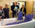 Bild: Dobmeier
Pflegedienstleiter Konrad Nickel (Zweiter von links) führte (von links) Heimbeiratsvorsitzender Anneliese Hein, Einrichtungsleiter Wolfgang Reuther und Dr. Renate Freuding-Spindler den Badelifter vor.