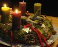 Bild: Petra Hartl
Der Adventskranz unterliegt inzwischen auch Farbtrends und der Mode. Einst war er mit roten und weißen Kerzen bestückt.