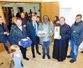 Bild: hai
In seiner Heimat möchte Pfarrvikar Augustine Oburota (Mitte) von den Spenden aus Kirchenlaibach und Mockersdorf einen Traktor kaufen. Als Abschiedgeschenk gibt es von Pfarrgemeinderatsvorsitzendem Thomas Horn (links daneben) schon mal einen als Spielzeug. Von Pfarrer Sven Grillmeier (rechts daneben) nimmt der Geistliche eine Stola mit nach Nigeria.