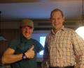 Bild: mor
Clubmitglied Wolfi Stöckl (links) berichtet bei den Pistenschwingern von seiner Radtour zum Nordkap. Weiterhin viel sportlichen Erfolg wünscht Vorstand Harald Friedrich.
