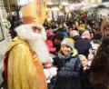 Bild: Gabi Schönberger
Kein Kind geht leer aus. Der Nikolaus, Knecht Ruprecht und die anwesenden „Stadtrats-Engel“ um Bürgermeister Lothar Höher verteilen bei der Christkindlmarkteröffnung Süßigkeiten.