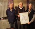 Bild: gz
Im Namen der Siedlergemeinschaft überreichen stellvertretender Vorsitzender Erich Brunner (rechts) undt Beisitzer Erwin Schmid (links) dem 90-jährigen Erich Lorenz die Ernennungsurkunde.