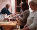 Bild: pi
Marianne Paulus (links) bereitet Schnitzelgerichte vor.