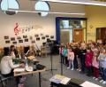 Bild: ads
Für ein Projektjahr hat die Schnaittenbacher Grund- und Mittelschule die Minimusiker als Partner an der Seite, um die Schüler für Musik zu begeistern. Während des Projektjahres produzieren die Schüler ihre eigene CD.