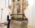 Bild: hai
Dirk Grafe, seit 15 Jahren Pfarrer in Wirbenz, an seinem Lieblingsplatz, dem Altar. In frischen Farben glänzt wieder das Herzstück seiner Wirkungsstätte, ein Überbleibsel der Vorgängerkirche mit seinen vier Evangelisten, der der Werkstatt von Elias Räntz zugerechnet wird,