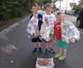 Bild: exb
Ihr Hobby: Müllsammeln. Mit ihrem Großvater Erwin Piehler machen Philipp Riedl sowie Felix und Theo Liedl (von links) „Kontrollgänge“ auf den Felixberg und finden dort Pizzakartons, Flaschen und Kippenschachteln – die Überbleibsel nächtlicher Feiern.