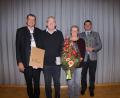 Bild: nib
Franz Meier (Mitte, mit Gattin Renate) wurde von Vorstand Franz Ziegelmeier (links) zum Ehrenmitglied des OGV Wolfring ernannt und erhielt aus den Händen von Landrat Thomas Ebeling (rechts) den goldenen Spaten verliehen.