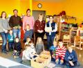 Bild: es
Gerald Kiener, Vorsitzender des Elternbeirates im KIndergarten, (Zweiter von links) überreicht mit Maria Gieler-Eckl (links), Monika Klinger und Corinna Schönberger (Dritte und Vierte von links) Leiterin Manuela Hinkel (rechts) eine Spende von 600 Euro.