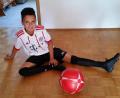 Bild: ca
Dieses Bild ging per Whatsapp nach Aleppo. Es zeigt Ebrahim an seinem 10. Geburtstag, den er in Altenstadt feierte. Geschenk war ein Fußballdress. Es war der dritte Geburtstag ohne Eltern. Ihm war die Flucht gelungen, ihnen nicht.