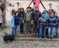Bild: stg
Viele fleißige Helfer versammeln sich zum Schmücken des Adventsbrunnens.
