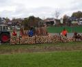 Bild: rwo
Mit vereinten Kräften schlichten die Kastler Böllerschützen das Brennholz, das es beim Frühschoppen zu gewinnen gibt auf. Derzeit arbeitet die Gruppe noch an den handgefertigten Preisen aus Holz für die Tombola.