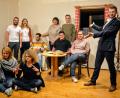 Bild: fdl
Schon bei den Proben des Theatervereins Ehenfeld herrscht ausgelassene Stimmung bei den Mitwirkenden um Regisseur Christian Gnan (rechts).