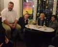 Bild: Kunz
Interessierte und Betroffene diskutieren bei den Weidener Filmgesprächen mit Andreas Faltlhauser (zweiter von links) und Pfarrer Herbert Sörgel (Mitte) über Organspende.