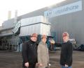 Bild: Wolfgang Steinbacher
Prokurist Franz Mertel (rechts) ist stolz auf die neue Filteranlage der LH, die rund 400 000 Euro kostete und sowohl bei Lärmschutz und Entstaubung als auch in Sachen Brandgefahr deutliche Verbesserungen bringe. Von links: Interims-Produktionsleiter Bernhard Ilgner und Umweltingenieurin Nicole Rückerl.