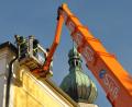 Bild: es
Regenwasser aus den Dachrinnen kann wieder durch die Abflussrohre abfließen. Hubert Schönberger (rechts) von der Kirchenverwaltung und Mitarbeiter Karl Huber (links) von der Firma Süß aus Nabburg reinigten am Donnerstagvormittag die verstopften Abflussrohre an der Pfarrkirche.