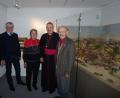 Bild: fppp
Eröffnung der Krippenausstellung im Egerland-Museum Marktredwitz: Im Bild von links Museumsleiter Volker Dittmar, zweiter Bürgermeister Horst Geißel, Ottilie Diesner, Bischof Rudolf Voderholzer und Georg Diesner vor der Kindermann-Krippe.