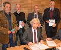 Bild: jr
Landrat Wolfgang Lippert (sitzend links) nahm den Förderbescheid von Euregio-Egrensis-Geschäftsführer Harald Ehm entgegen. Bei der Übergabe mit dabei waren (stehend von links) Schulamtsdirektor Rudolf Kunz, Projektleiter Hilmar Fütterer, Zukunftscoach Andreas Büttner und Alexander Dietz, von der Euregio Egrensis.