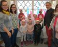 Bild: jr
Neun Vorschulkinder schmückten am Donnerstagvormittag zwei Fenster der Stadtbücherei. Mit im Bild (von links) Sandra Schug, Kinderpflegerin Laura Giehl, Bürgermeister Roland Grillmeier und Kinderhaus-Leiterin Sigrid Eger.