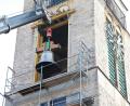 Bild: njn
Mitarbeiter der Glockengießerei Bachert bringen die neuen Glocken sowie den Glockenstuhl in den Turm der Martin-Luther-Kirche ein.