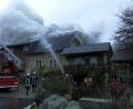 Bild: rw
Dichter Rauch steigt aus dem Wohngebäude. Die Feuerwehr Erbendorf ist mit ihrer Drehleiter vor Ort.
