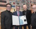 Bild: Kultusministerium/Wolfgang M. Weber
Kunstminister Bernd Sibler (Zweiter von links) mit den Preisträgern Gerhard Wilhelm Schmidt-Schönenberg (links), Wilhelm Koch und Manfred Wilhelm (von rechts) vom Büro Wilhelm Verlag.