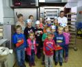Bild: nib
Zur Siegerehrung besichtigten die Kinder die Bäckerei Ries in Wutschdorf. Bäcker Marco Ries (rechts hinten) und die Vorsitzende Heidi Richthammer (links hinten) freuten sich über eine rege Teilnahme.