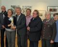 Bild: Dobmeier
Freie-Wähler-Chef Bernhard Schlicht (Vierter von rechts) dankt Kunsterzieherin Irene Fritz für die Führung durch den Kunstbau.