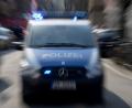 Bild: Carsten Rehder
Ein Polizeiwagen mit eingeschaltetem Blaulicht. Foto: Carsten Rehder/Archiv