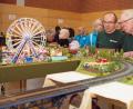 Bild: sön
Die befreundete Interessengemeinschaft Pegnitztal war mit ihrer H-0-Anlage (Maßstab 1:87) mit Berglandschaft, Bahnhof, und Freizeitpark mit Riesenrad dabei.