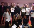 Bild: exb
Stolz präsentieren die Montessori-Abschlussschüler ihre Zertifikate.