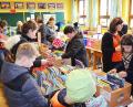 Bild: ü
In den Schulräumen drängten sich Kinder und Erwachsene um den angebotenen Lesestoff.