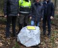 Bild: gf
Ortsheimatpfleger Rainer Hoffmann, Bernd Lang, Zweiter Bürgermeister Hermann Böhm und Landtagsabgeordneter Harald Schwartz (von links) sind sich sicher, dass der Granitblock jahrhundertelang an dieser Stelle liegenbleibt und dadurch den geografischen Mittelpunkt des Landkreises Amberg-Sulzbach markiert.