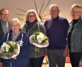Bild: rgr
Der Vorsitzende des Bürgervereins Helmuth Wächter (Zweiter von rechts) bedankt sich bei der Leiterin des Bürgerladens Monika Sebald (Dritte von links) und bei Angelika Neumann (rechts daneben) mit Blumen. Rechts die zweite Bürgermeisterin aus Grafenwöhr Anita Stauber. Von links: Bürgermeister Werner Walberer aus Pressath und Karl Lorenz, zweiter Bürgermeister von Eschenbach.