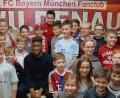 Bild: gb
Kingsley Coman (Mitte) und seine jungen Fans. Der Bayern-Spieler hatte in Wildenau einen sympathischen Auftritt.