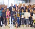 Bild: FIchtelnaabtal-Grundschule
An der Fichtelnaabtalschule wird Sport nicht nur unterrichtet, er wird gelebt. Dazu tragen neben sportbegeisterten Schülern auch Schulleitung, Kollegium, Bürgermeister, Eltern und nicht zuletzt externe Partner bei.