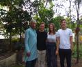 Bild: exb
Pater Babu freut sich über das Interesse von Julian, Tabea und Elias Schornbaum (von links) an den Hilfseinsätzen nach der großen Flut. In Changanacherry betreiben die Steyler Missionare eine Seminarschule.