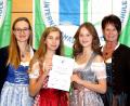 Bild: Hirsch
Karl-Friedrich Barthmann (Umweltministerium Bayern), rechts) überreichte die Urkunde an Realschuldirektorin Marlies Hoffmann, die Schülerinnen Emily Jakobi und Marie Mieschala sowie Studienrätin Julia Lorenz (von rechts).