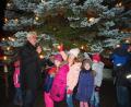Bild: krb
Bürgermeister Rupert Troppmann nimmt mit Kindern den Weihnachtsbaum in Betrieb.