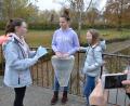 Bild: fuw
Das "Reporterteam" dokumentiert die Arbeit der Mikroplastiksammlerinnen.