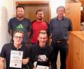 Bild: hai
Spielleiter Christian Veigl, Vorsitzender Stephan Veigl und Trainer Klaus Schinner (hinten von links) danken Max Reis und Julian Meyer (vorne von rechts) für 100 Spiele bei den ASV-Senioren – und das mit nur 22 Jahren.