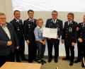 Bild: hai
Dem neuen Ehrenkommandant Roland Steininger mit Gattin Margit (Mitte) gratulieren Kreisbrandmeister Karlheinz Sehnke, stellvertretender Kommandant Christian Schwarzer, zweiter Vorsitzender Andreas Dorsch, Kommandant Volker Hammon, Vorsitzender Sebastian Koch und Bürgermeister Manfred Porsch (von rechts).