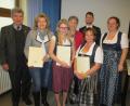 Bild: bl
Die besten Teilnehmerinnen am Teilzeit-Studiengang in Hauswirtschaft an der Landwirtschaftsschule Nabburg sind: (vorne von links) Lidwina Weilhammer, Lena Schmid und Sybille Rühl sowie (nicht im Bild) Marie-Christin Pirzer. Zur sehr guten Leistung gratulierten stellvertretender Landrat Jakob Scharf (links), Raiffeisenbank-Regionalleiter Tobias Fischer und stellvertretende Schulleiterin Ruth Schumann.