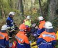 Bild: Josef Graml
Voller Einsatz ist hier gefragt: Der Nachwuchs der Ursensollener Feuerwehr hat bei einem 24-stündigen Ausbildungstag so nah wie möglich an der Realität geübt. Mit dem Rettungsdienst kämpften sich die jungen Einsatzkräfte durch unwegsames Gelände, um einer verletzten Person zu Hilfe zu kommen.
