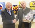 Bild: dl
Bürgermeister Walter Schauer (rechts) bedankte sich bei Sammler und Museumsleiter Herbert Männer mit einem Präsent.
