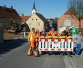 Bild: Portner
Bevor der Bauhof am Dienstagnachmittag die Absperrungen an der Ortsdurchfahrt wegräumte, legten schon mal die Ehrengäste fürs Pressefoto Hand an: Bauhofchef Anton Köppl (von links), Baudirektor Gottfried Weishäupl, Planer Hans Böckl (Ingenieurbüro Weiss), Bürgermeister Max Beer sowie von der bauausführenden Firma der Inhaber Helmut Seebauer, Bauleiter Matthias Vogl und Vorarbeiter Josef Schneeberger.